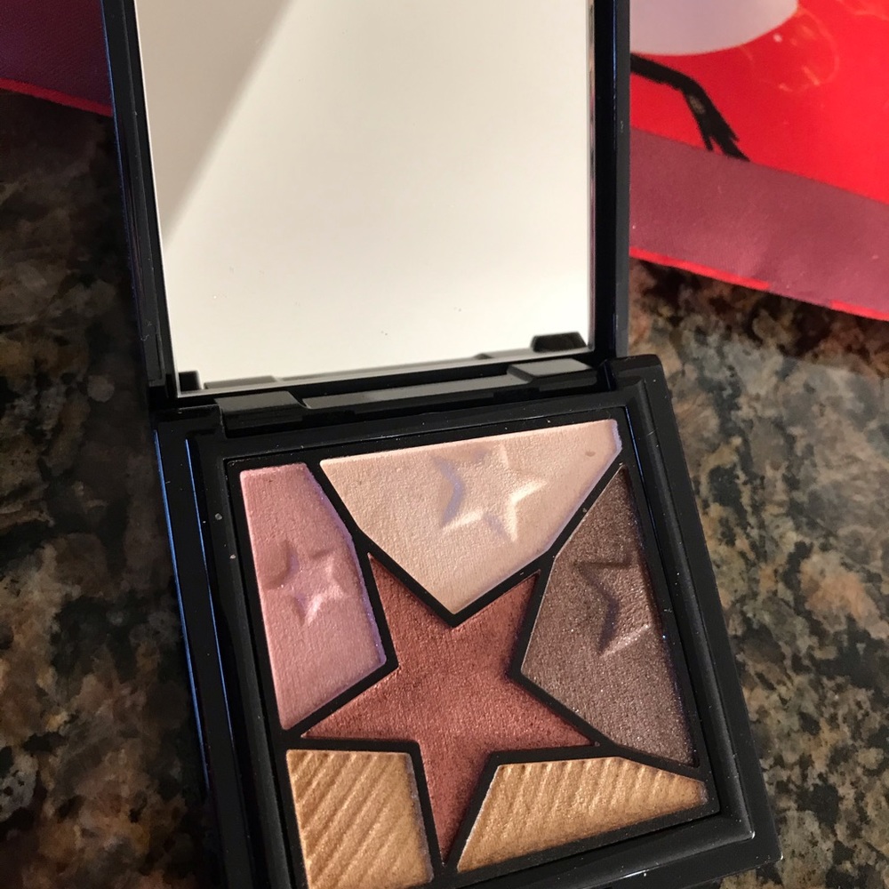 Estée Lauder eyeshadow palette with make up case